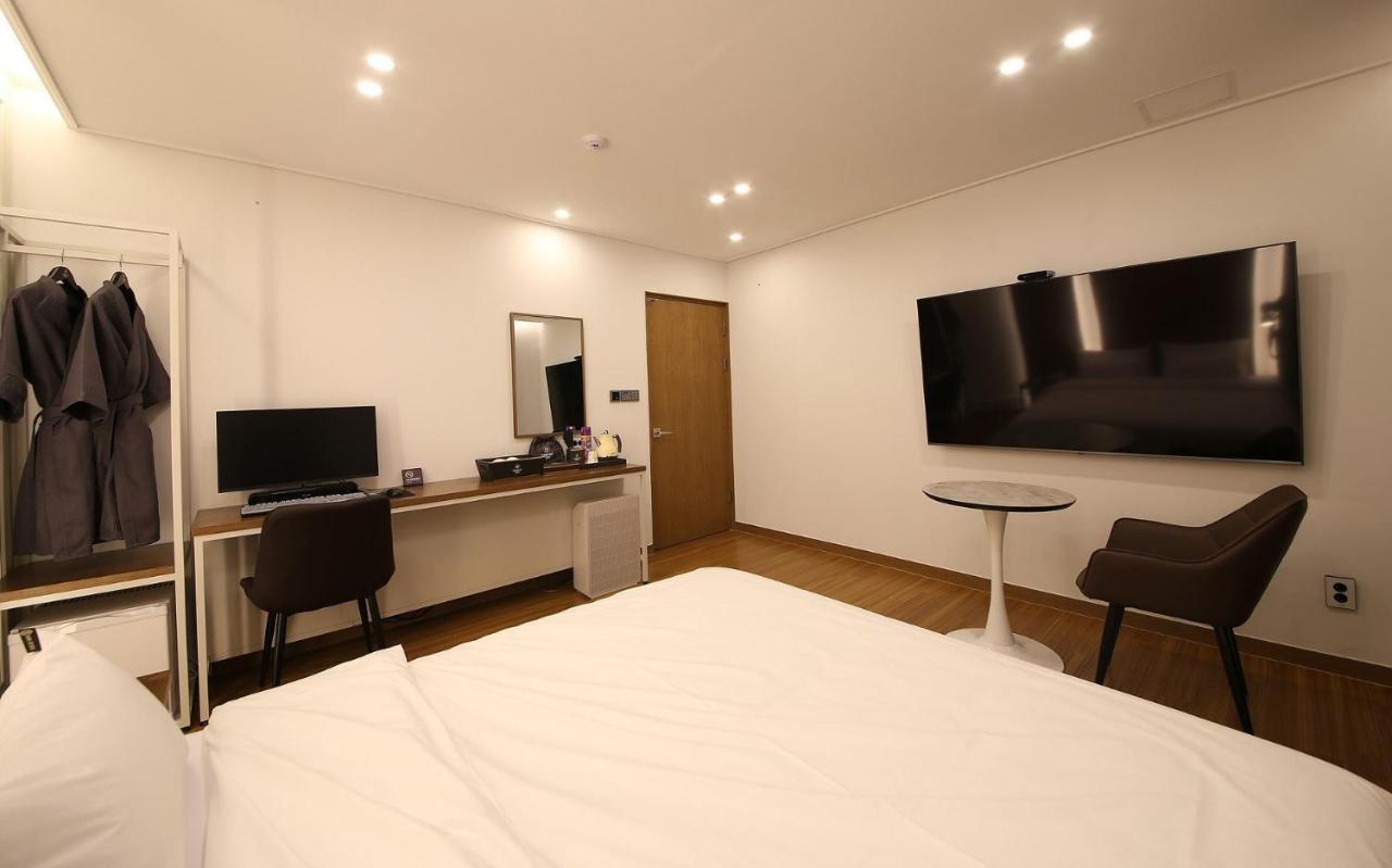 Brown Dot Hotel Sinan Gwangju Metropolitan City Екстер'єр фото