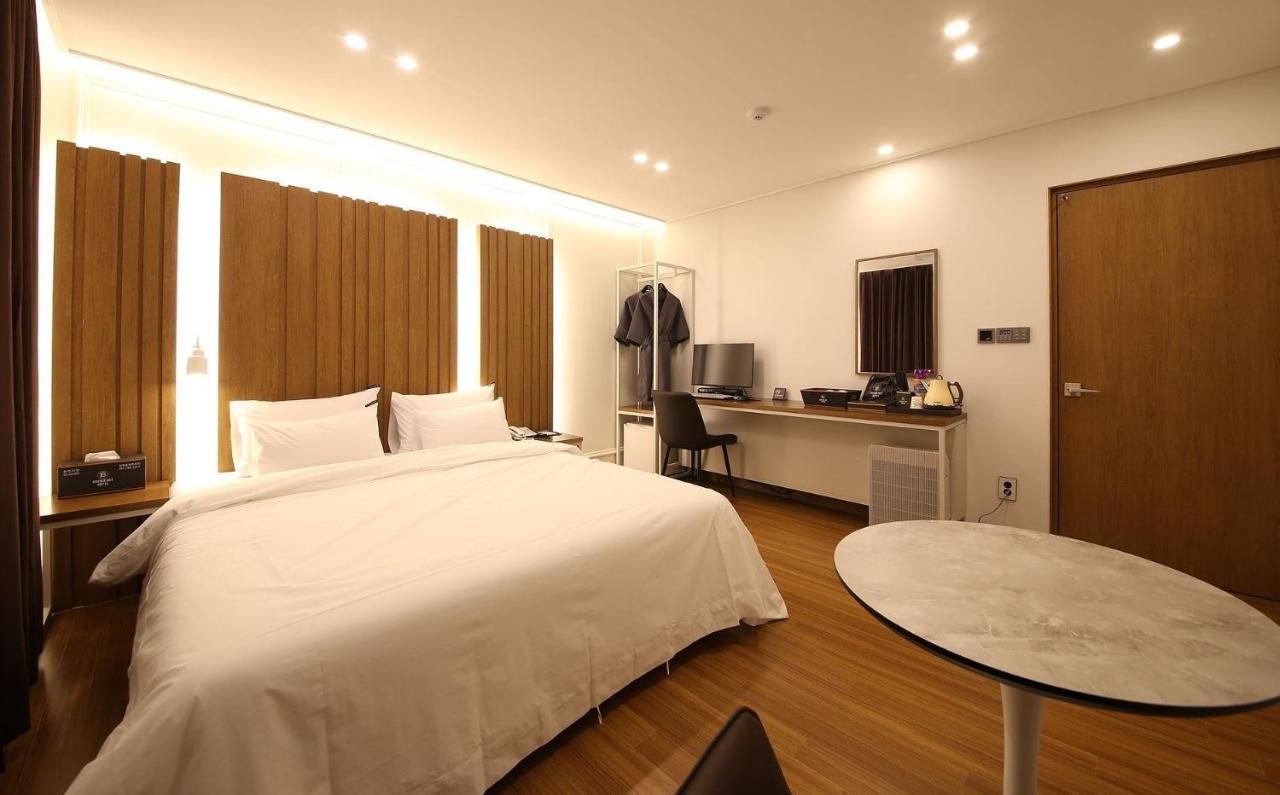 Brown Dot Hotel Sinan Gwangju Metropolitan City Екстер'єр фото