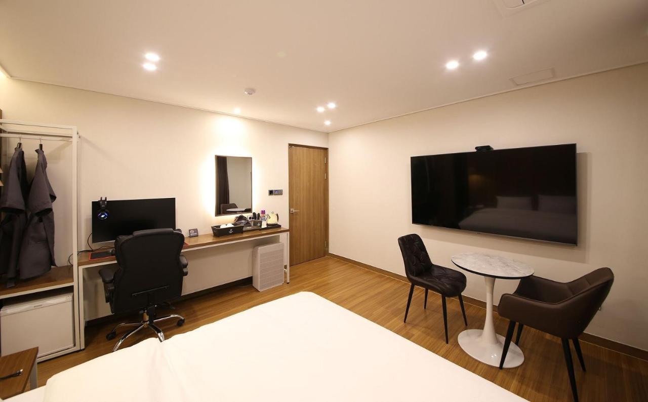 Brown Dot Hotel Sinan Gwangju Metropolitan City Екстер'єр фото