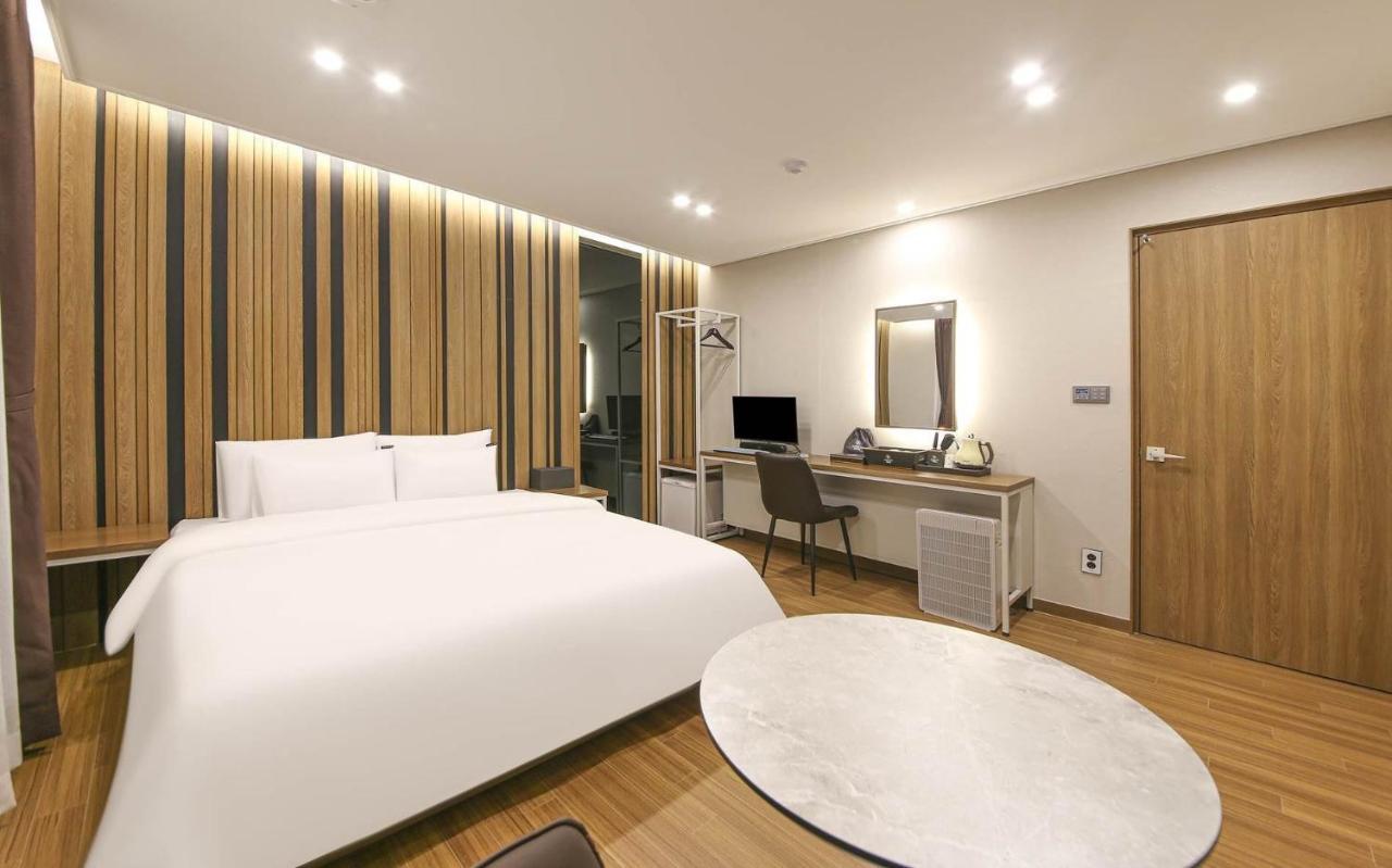 Brown Dot Hotel Sinan Gwangju Metropolitan City Екстер'єр фото