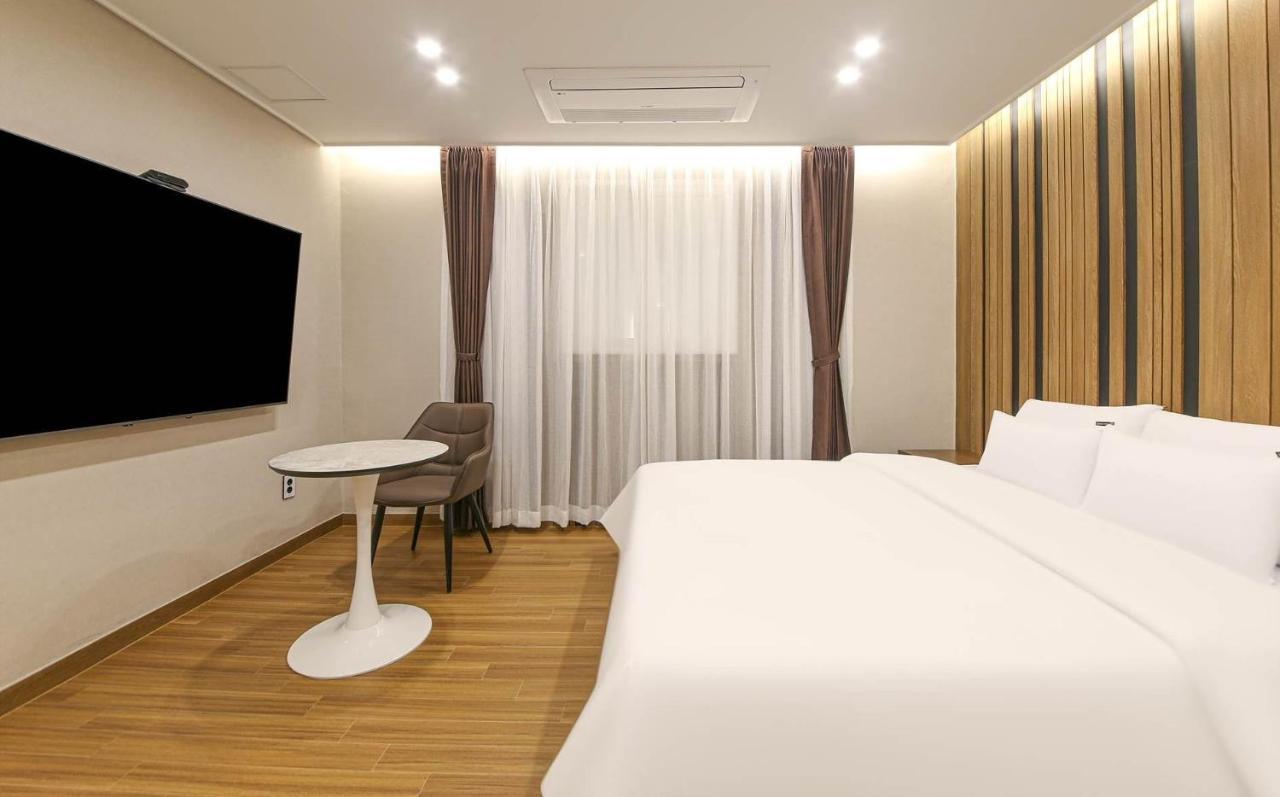 Brown Dot Hotel Sinan Gwangju Metropolitan City Екстер'єр фото