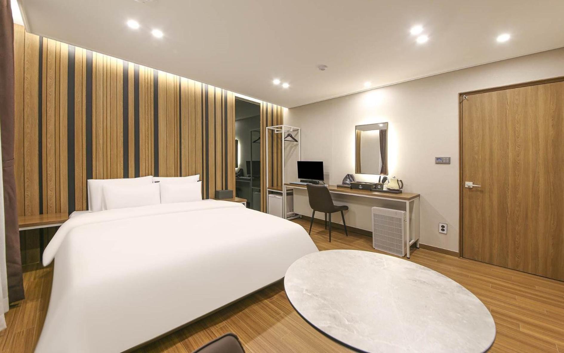 Brown Dot Hotel Sinan Gwangju Metropolitan City Екстер'єр фото