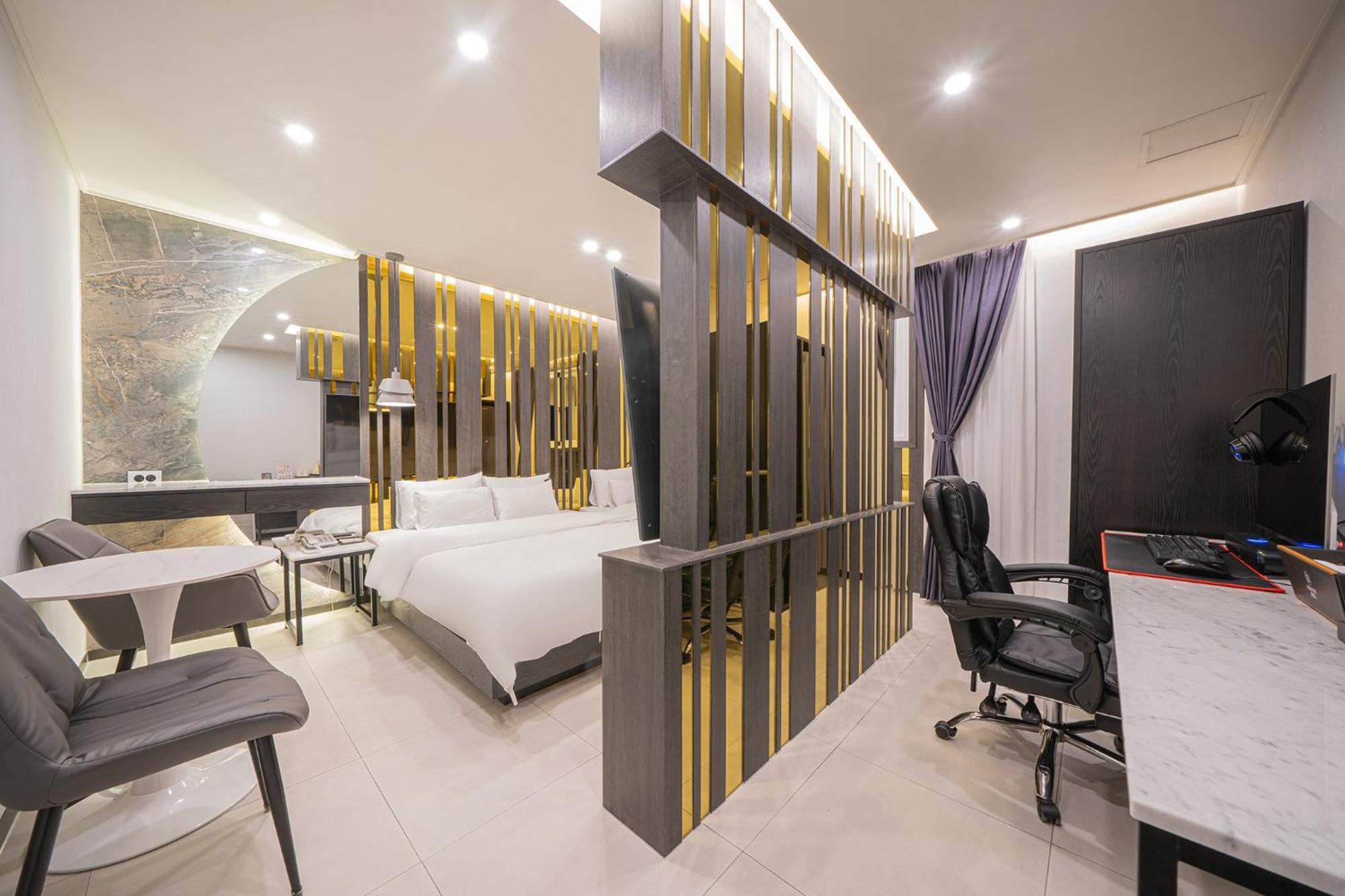 Brown Dot Hotel Sinan Gwangju Metropolitan City Екстер'єр фото